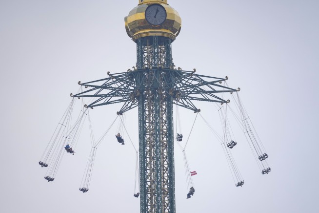 Mulled wine, Xmas vibes: Austrians enjoy day before lockdown