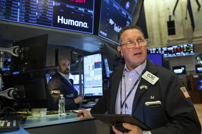 Wall Street builds on gains as talks on Ukraine progress