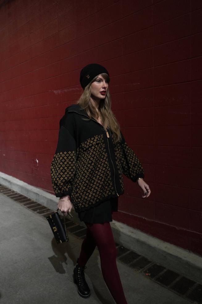 Taylor Swift arrives for AFC title game, hoping Travis Kelce and the