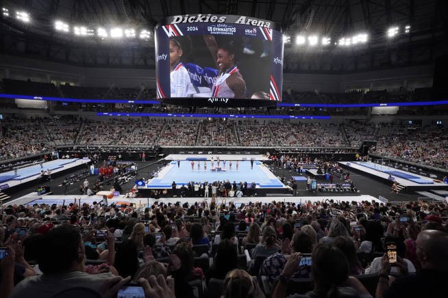 Simone Biles cruises to 9th national title and gives Olympic champ Sunisa Lee a boost along the way