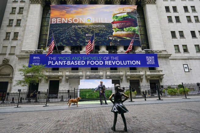 Stocks give up an early gain and end lower on Wall Street