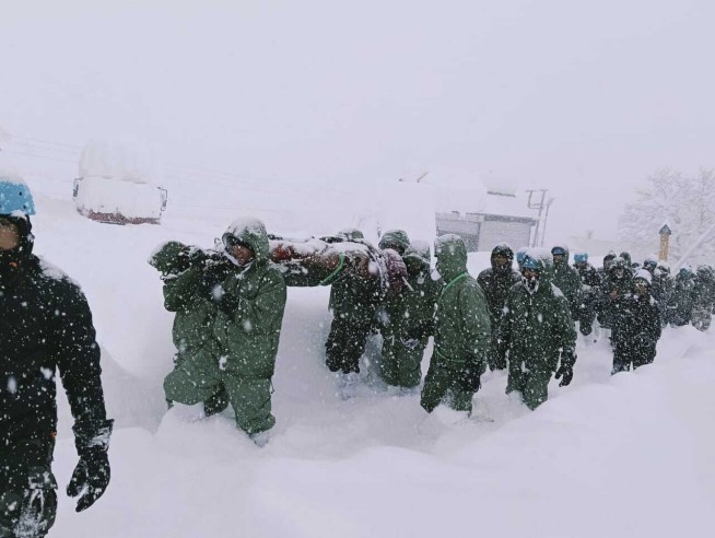 At least 25 workers are trapped by an avalanche in northern India