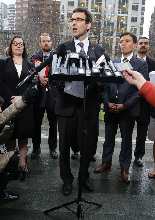 US judge temporarily blocks Trump's travel ban nationwide