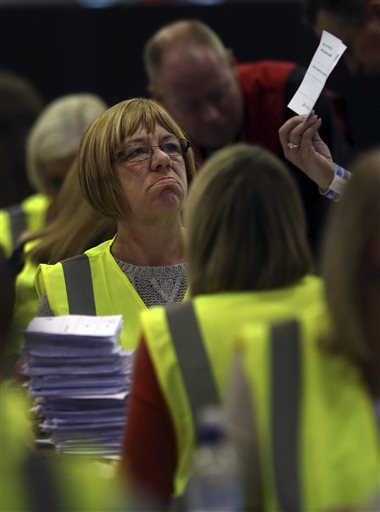 Huge turnout seen in Scotland's independence vote