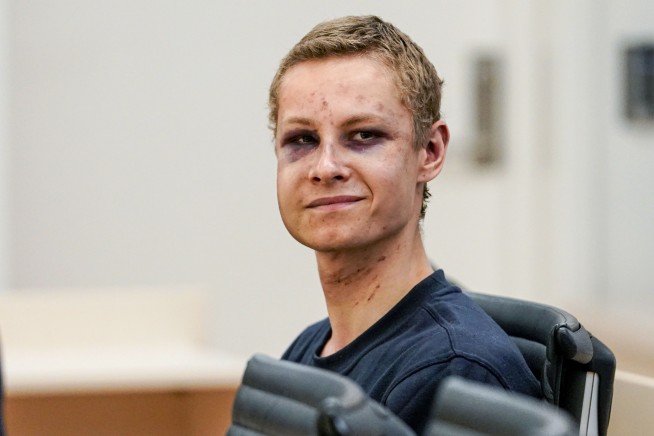 Suspect in Norway mosque attack smirks in court appearance