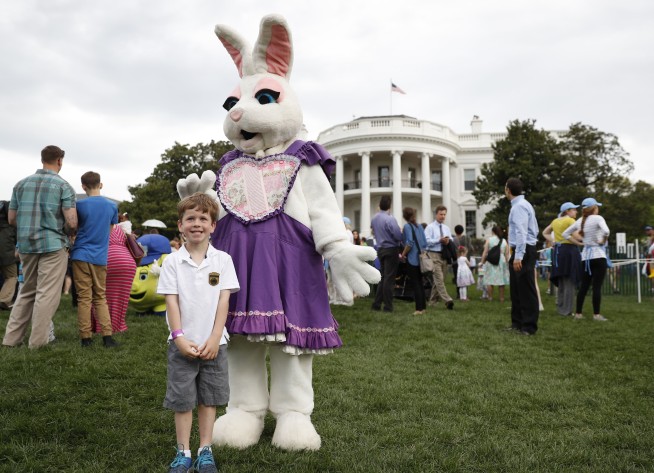 Trump welcomes 21,000 to his first Easter Egg Roll