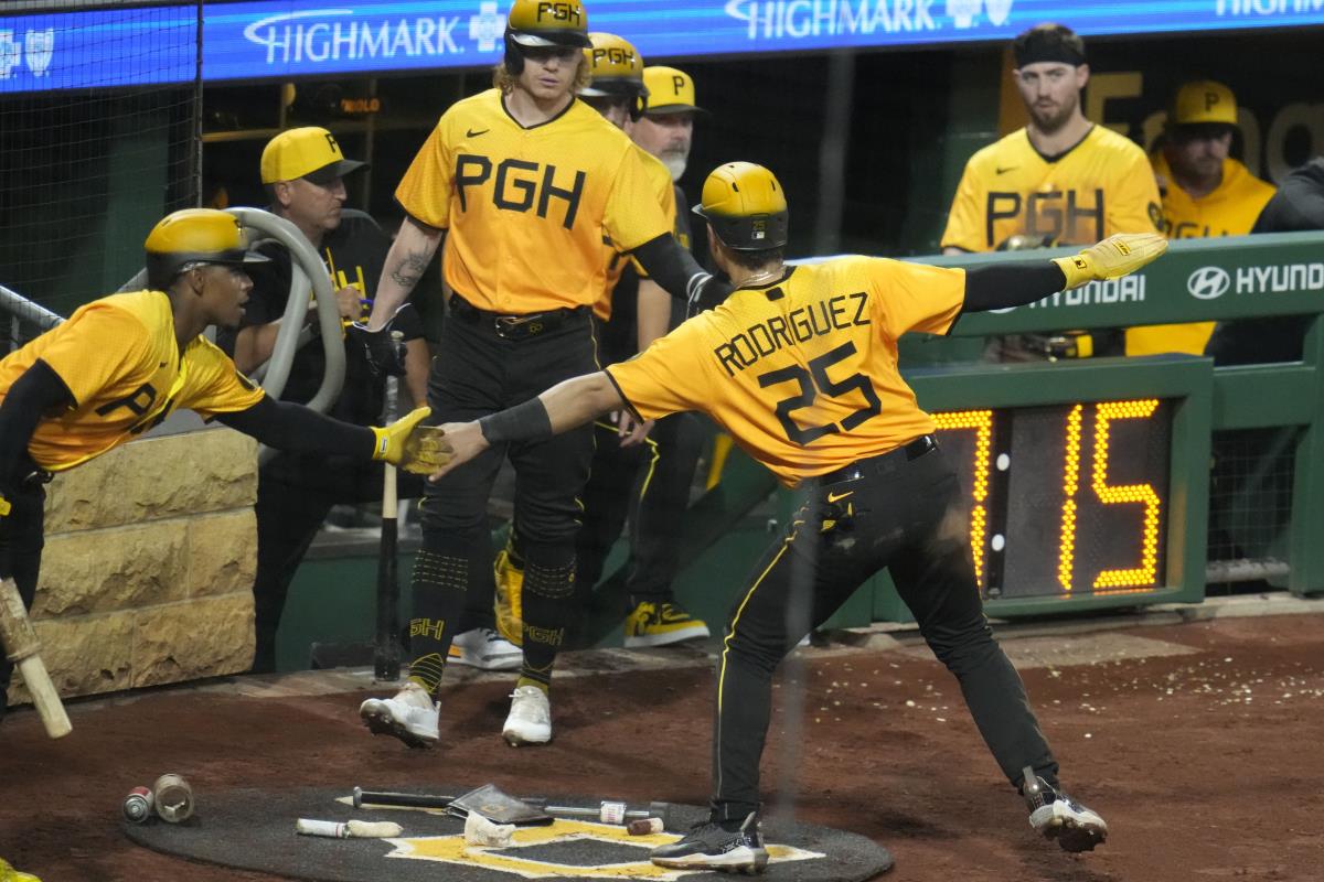 Bell's 2-run double keys 4-run 8th as Marlins beat Pirates 4-3 to close in  on playoff spot, National