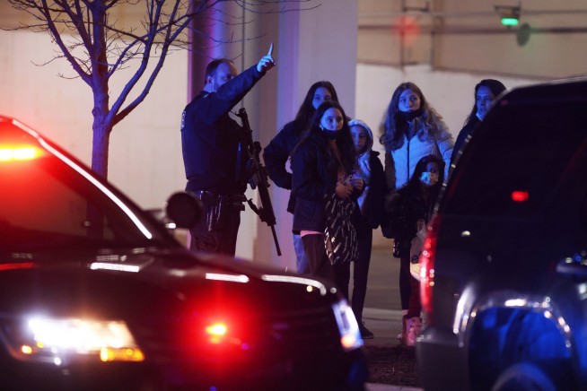 4 people injured after shooting at Chicago-area mall