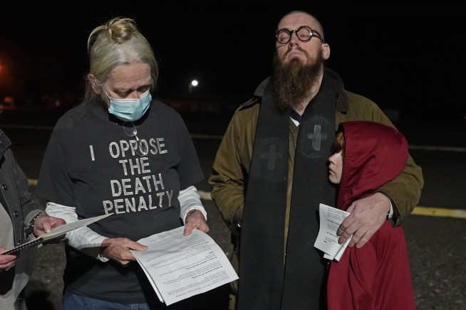 Oklahoma prisons chief: Minister OK'd inside death chamber