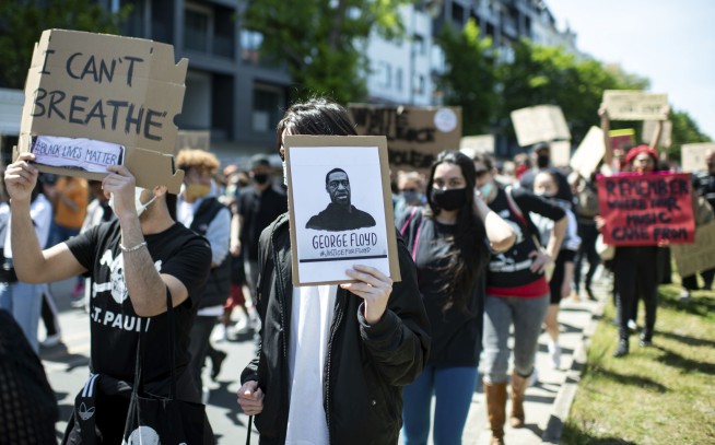 World alarmed by violence in US; thousands march in London