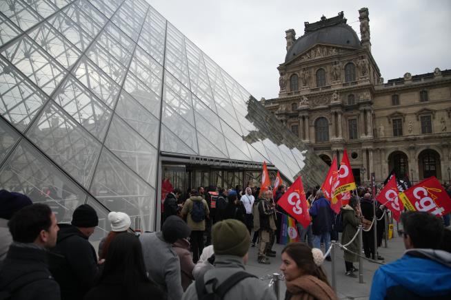 Louvre workers vote to extend a strike as the museum partially reopens