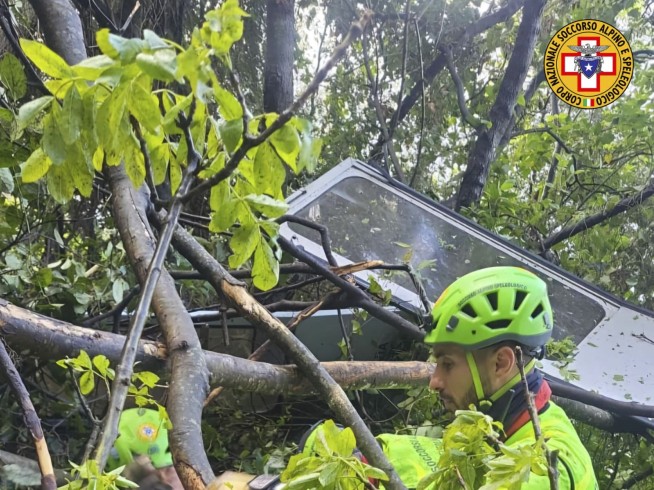Cable car accident in southern Italy kills at least 4 people