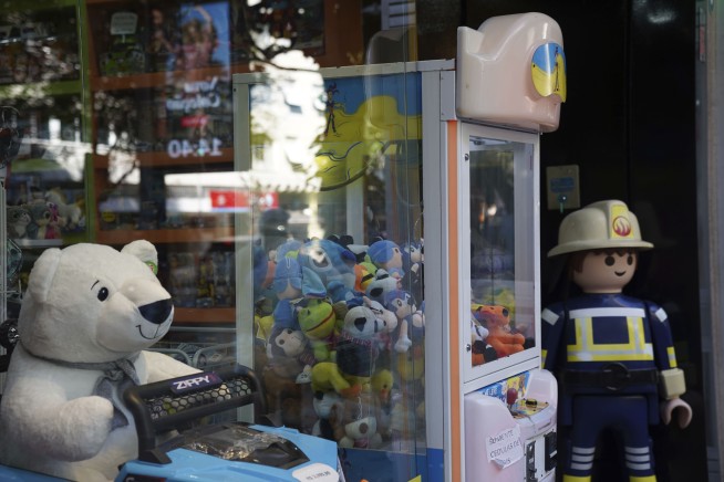Claw machine games are Rio de Janeiro's new public enemy