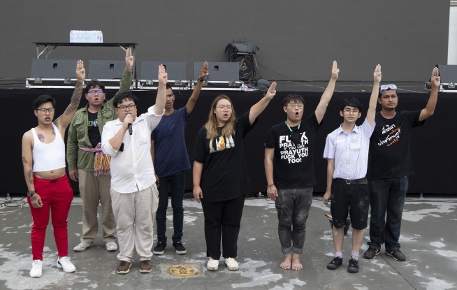 Thai protesters reinstall plaque symbolizing democracy