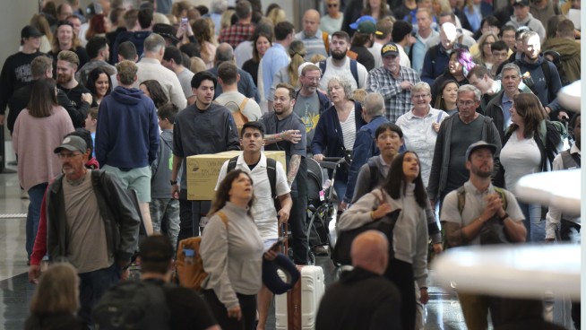 Friday's preholiday travel breaks the record for the most airline travelers screened at US airports
