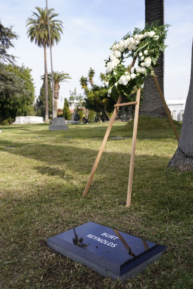 Burt Reynolds' remains find home at Hollywood cemetery