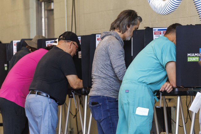 Control of Congress, governorships at stake; polls closing