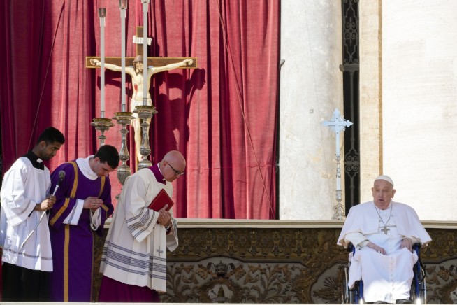 Pope makes surprise appearance at St. Peter’s Square, 2 weeks after leaving hospital