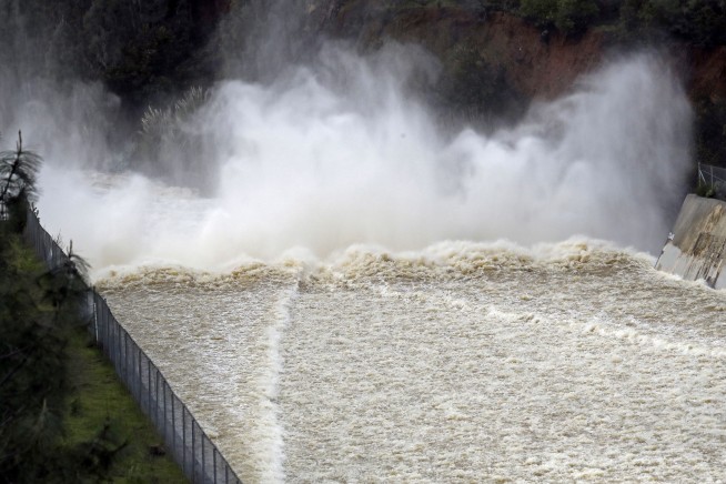 Earthquake risk prompts order to drain California dam