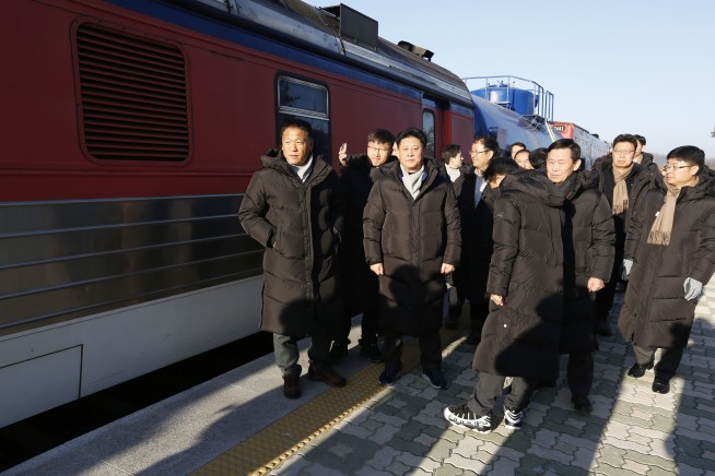 Koreas survey North's railways in hopes of joining networks
