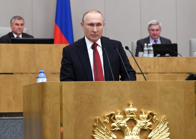 Putin backs amendment allowing him to remain in power