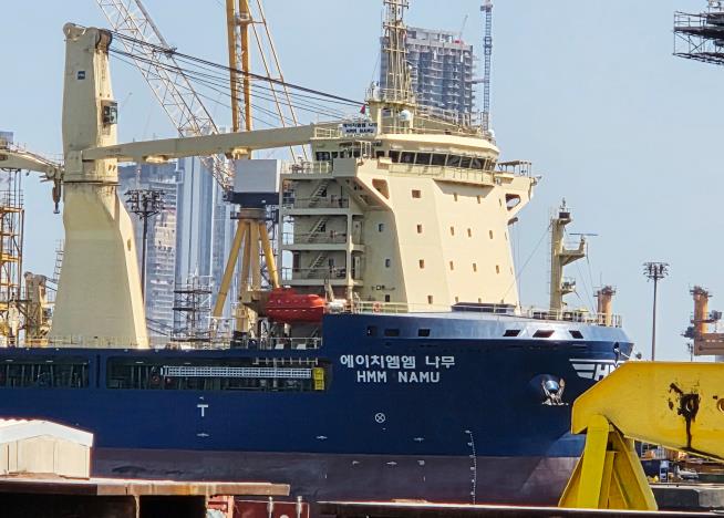 Oil prices rise as the Iran war drags on, but US stocks inch to more records