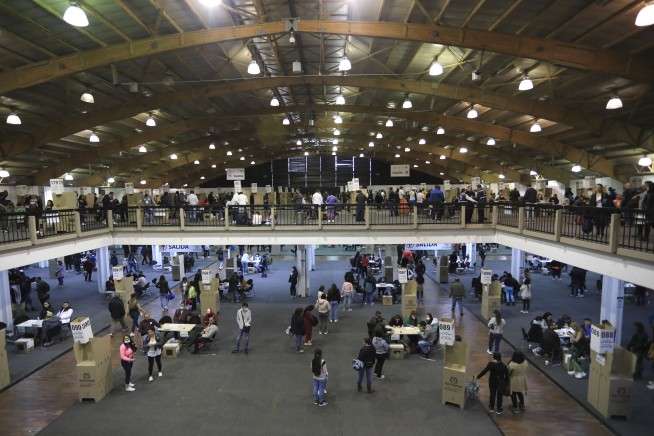 Colombia picks 1st leftist president in tight runoff contest