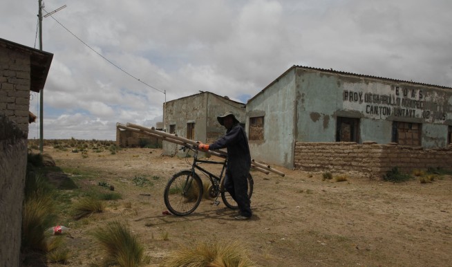 Disappearance of Bolivia's No. 2 lake a harbinger