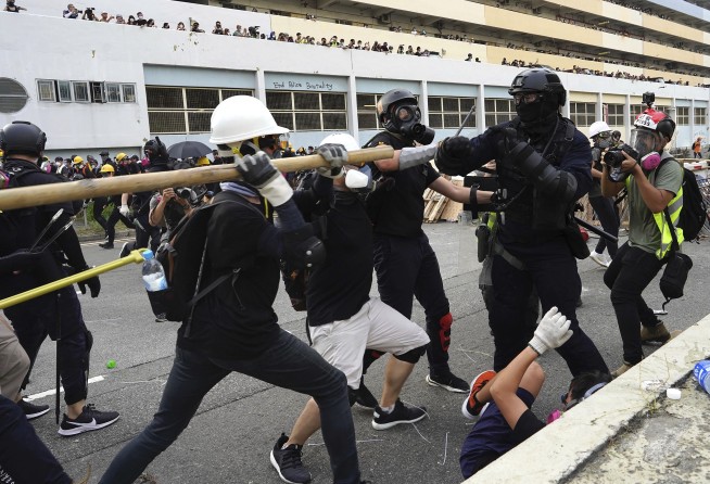 Hong Kong police and protesters clash, ending violence lull