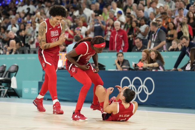 Brittney Griner lets tears flow during national anthem after U.S. women win gold