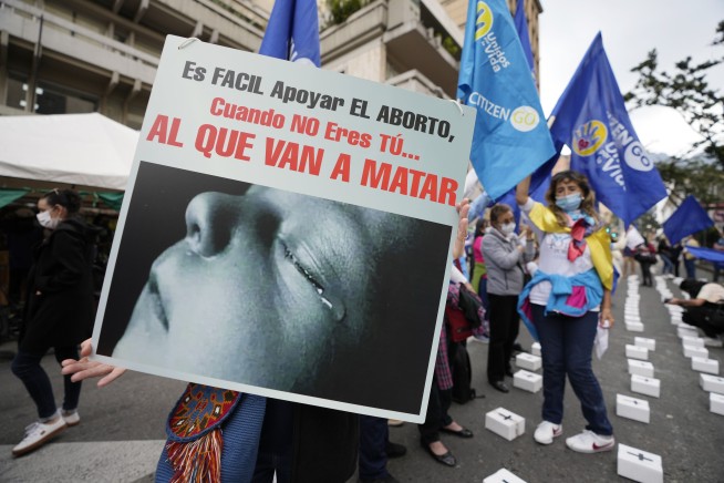 Colombia's highest court rules to decriminalize abortion