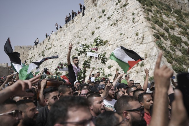 Israeli police beat mourners at journalist's funeral