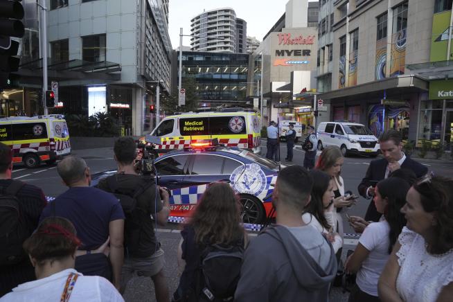 6 people stabbed to death in a Sydney shopping center and a suspect is ...