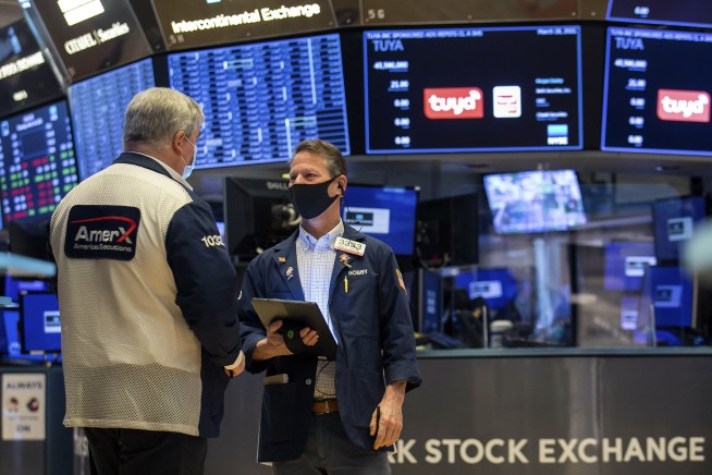 Stocks fall, pulled down by IT and energy; bond yields rise