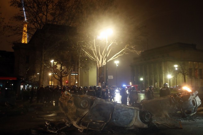 Violent protest engulfs central Paris; worst riot in decade