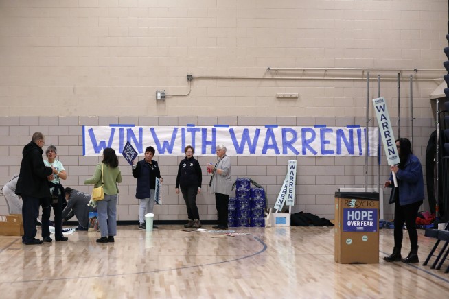 Iowans begin caucus voting, may clarify Democratic field