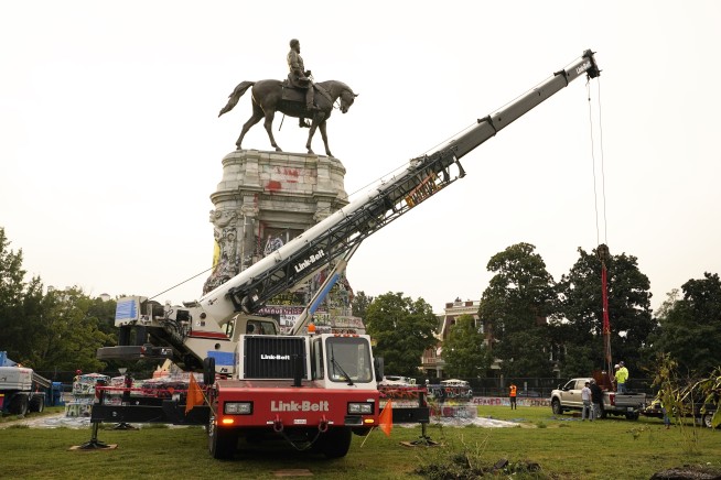 Statue of Confederate Robert E. Lee taken down in Virginia