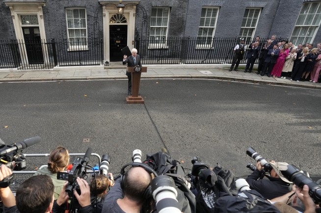Boris Johnson arrives at queen's estate to offer resignation