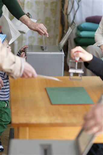 TV tally: Swiss spurn world's highest minimum wage