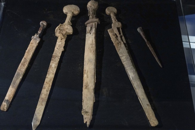 4 exceptionally preserved Roman swords discovered in a Dead Sea cave in Israel