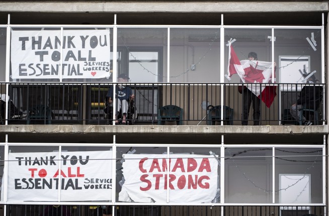 The Latest: Thousands pack beaches during SoCal heat wave