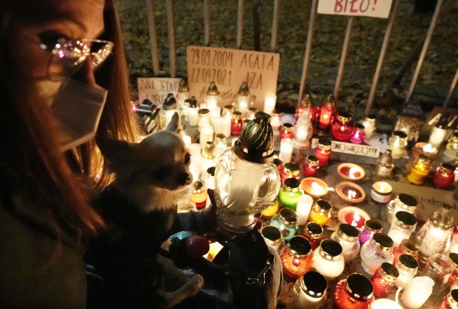 Pregnant woman's death puts spotlight on Polish abortion law