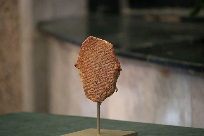 Looted Gilgamesh tablet returns to Iraq in formal ceremony