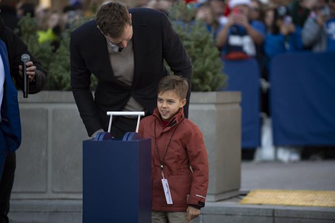 Mavs Unveil Nowitzki Statue Before Christmas Game Vs Lakers Newser