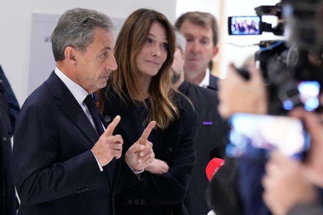 Paris court sentences Nicolas Sarkozy to 5 years in prison for criminal conspiracy in Libya case