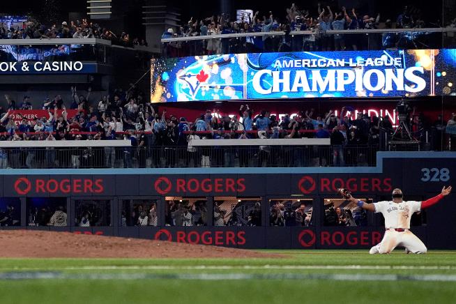 Springer's homer sends Blue Jays into World Series with 4-3 win over Mariners in Game 7 of ALCS