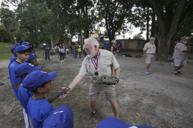 Hemingway look-alikes visit Cuba and some of the late writer's favorite places