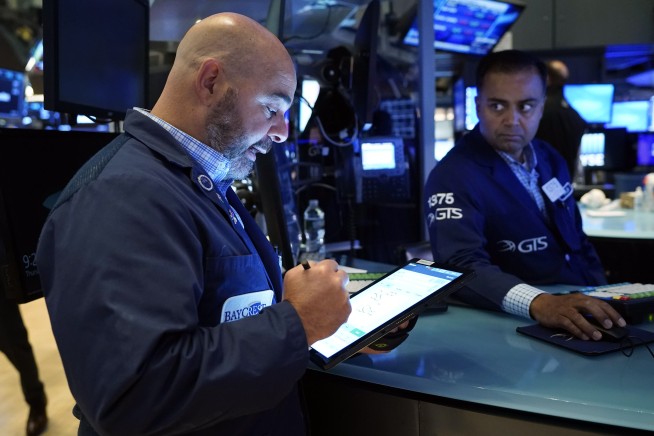 Stocks fall in afternoon trading, widening weekly losses