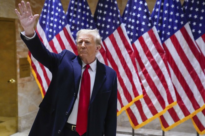 Judge threatens to boot Donald Trump from courtroom over loud talking as E. Jean Carroll testifies