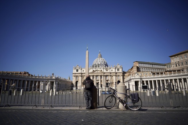 PALM SUNDAY: Pope celebrates without public in St. Peter's